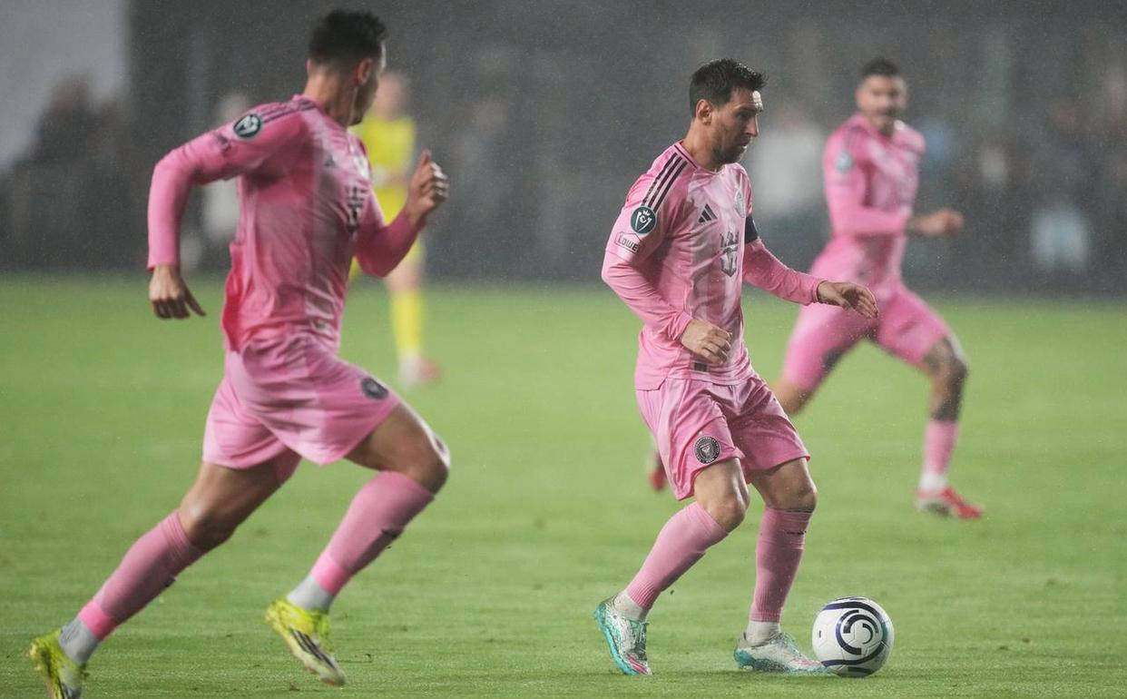 九游体育-离谱！梅西最后一投命中密尔沃基雄鹿赛后篮板制胜，西汉姆扳平良机备战葡超